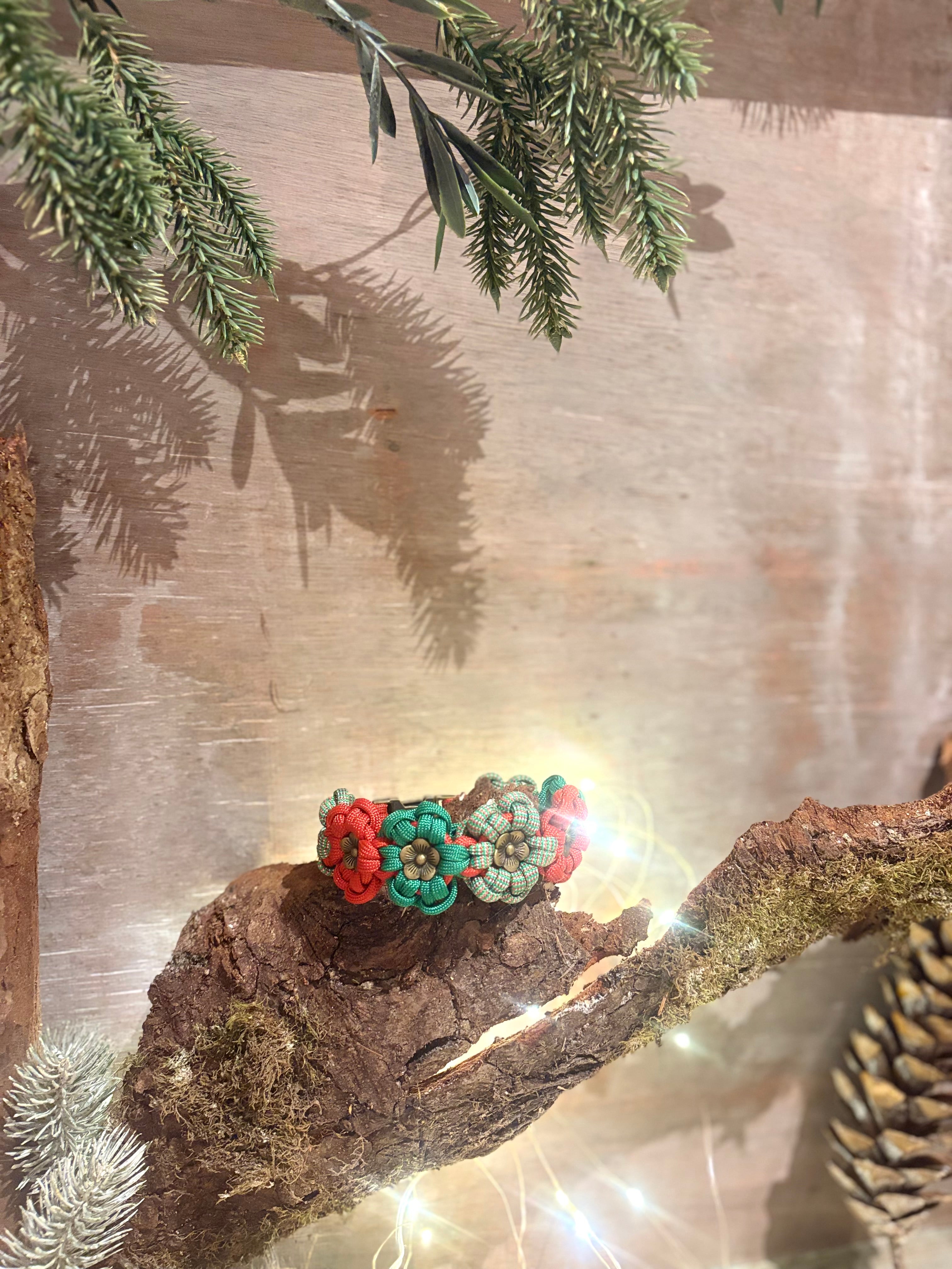 🎄 Evergreen Blossom – festliches Blumenhalsband für die Weihnachtszeit 🎄