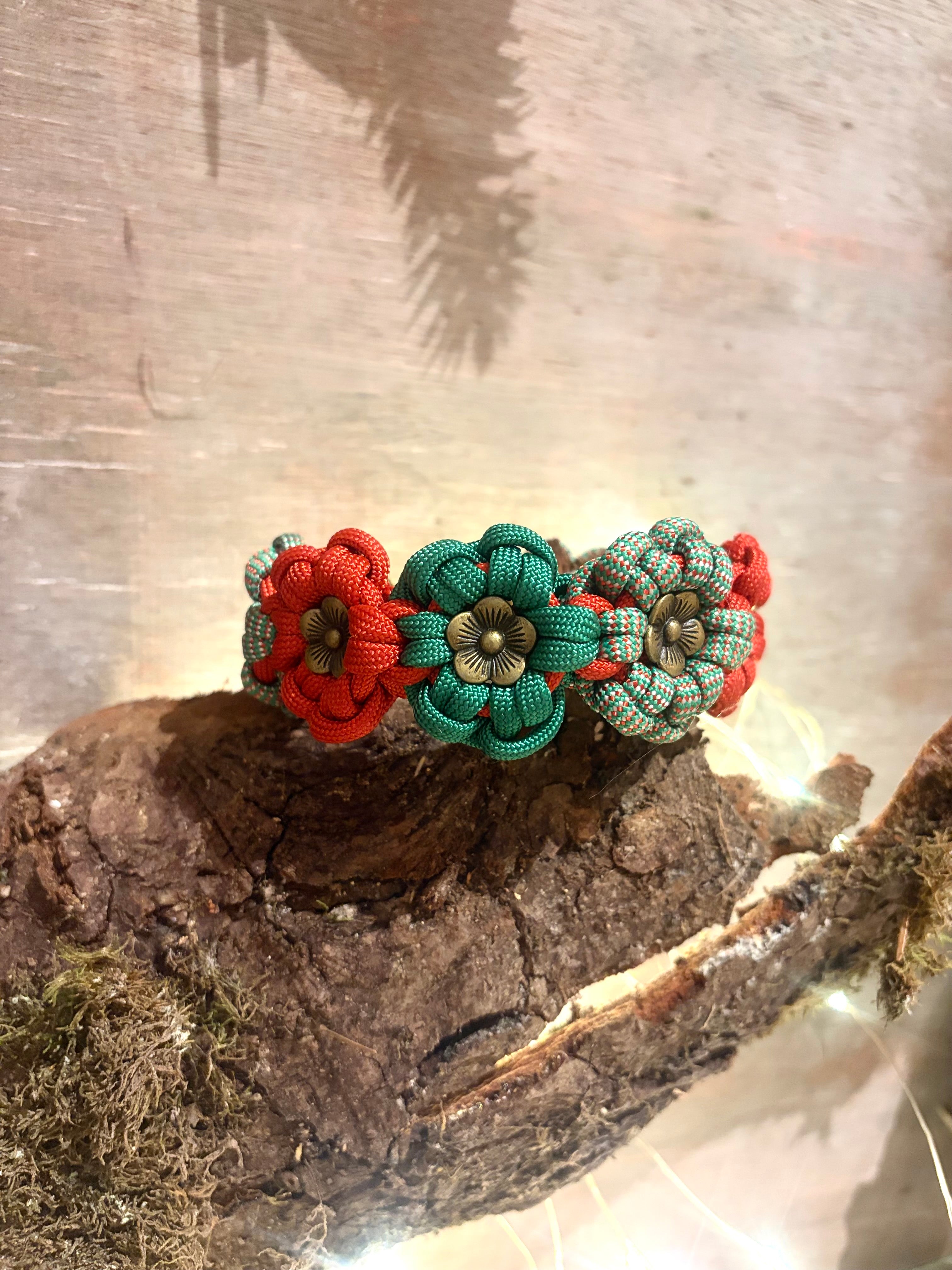 🎄 Evergreen Blossom – festliches Blumenhalsband für die Weihnachtszeit 🎄